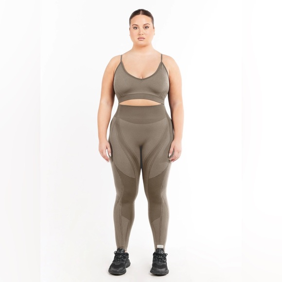 LIKE NEW The Giving Movement SET TONAL LONG-SLEEVE CROPTOP & LEGGINGS MUSHROOM - Picture 9 of 9